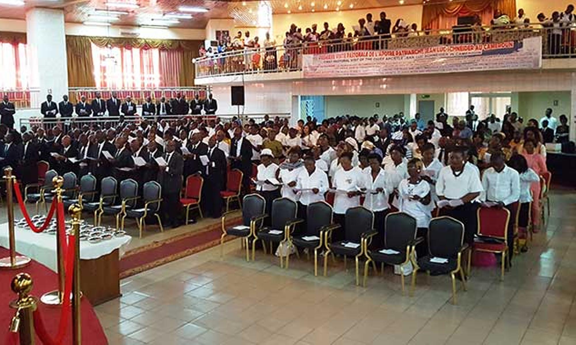 Die versammelte Gemeinde in Yaoundé