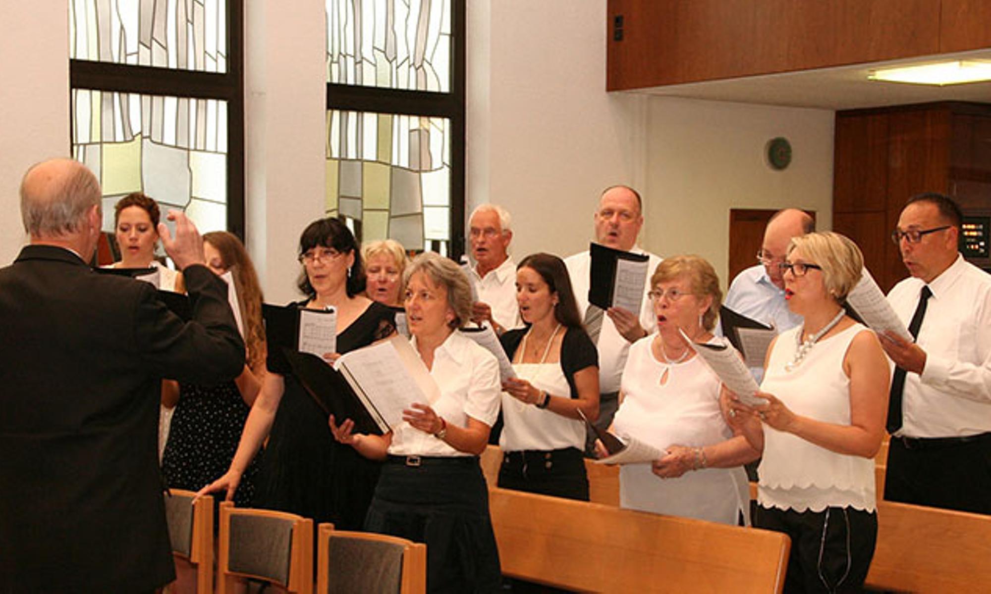 Der "süddeutsche Spanisch-Chor" gestaltete den Gottesdienst musikalisch mit.
