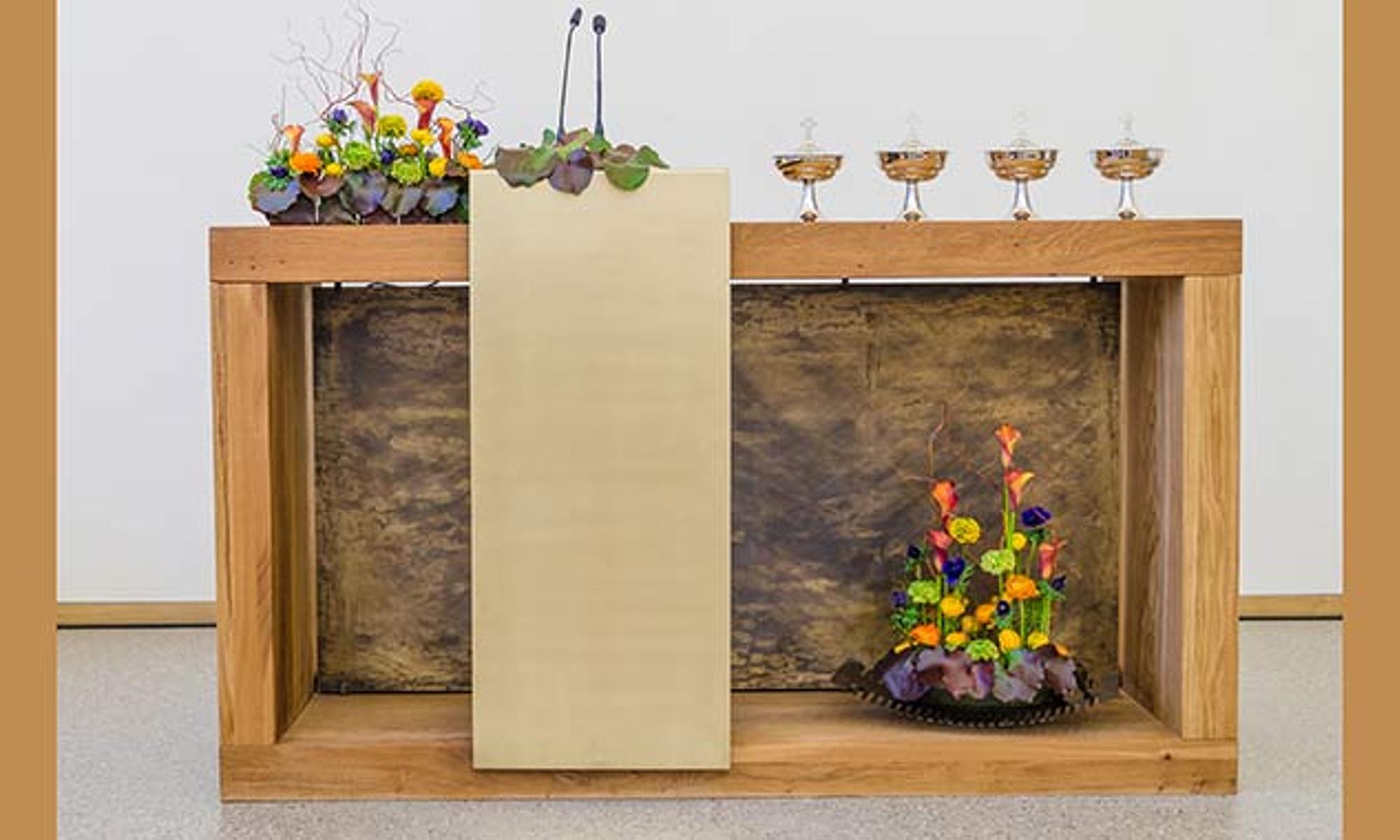 Der neue Altar - zentraler Punkt im Kirchenschiff