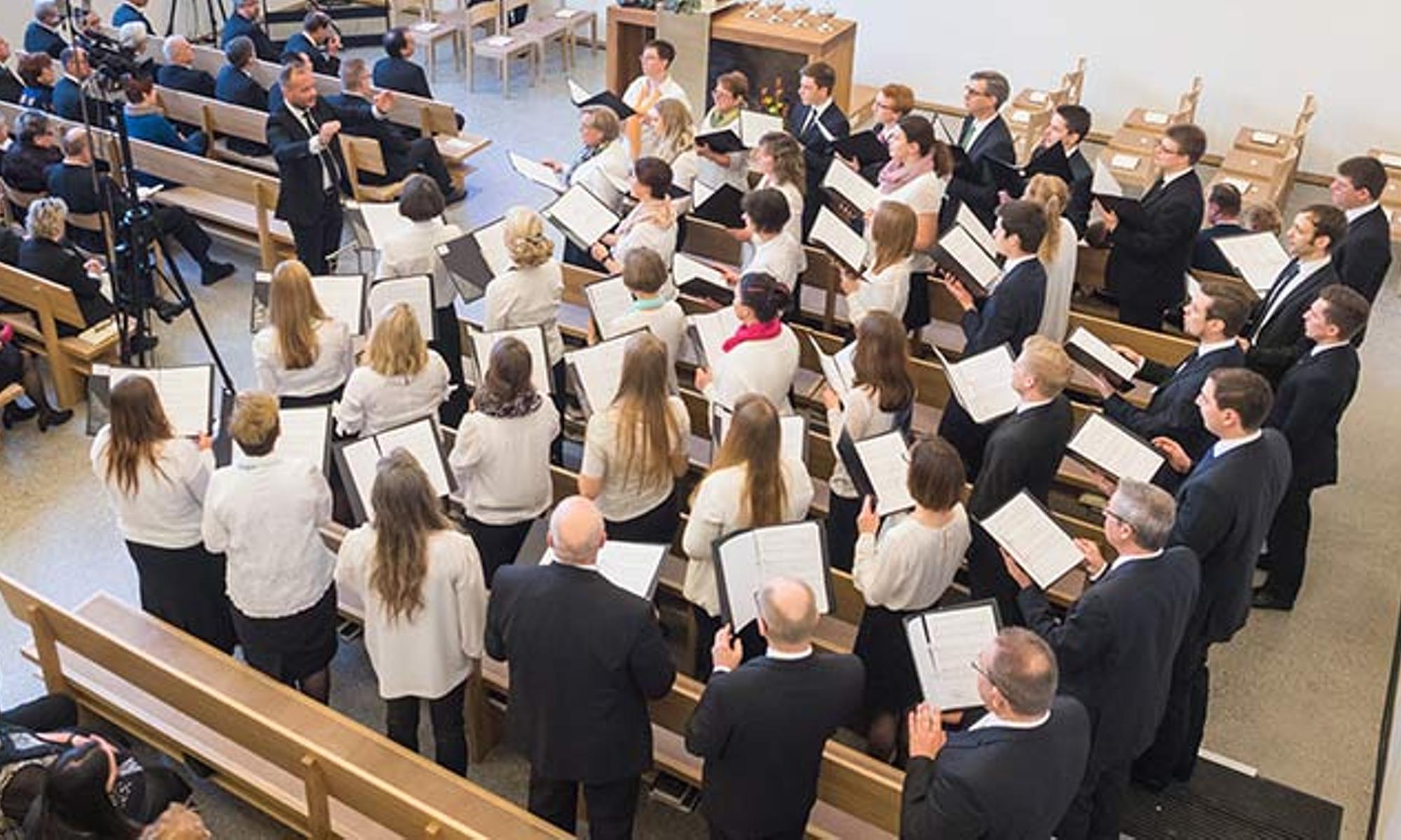 Der gemischte Chor der Gemeinde umrahmt den Gottesdienst musikalisch