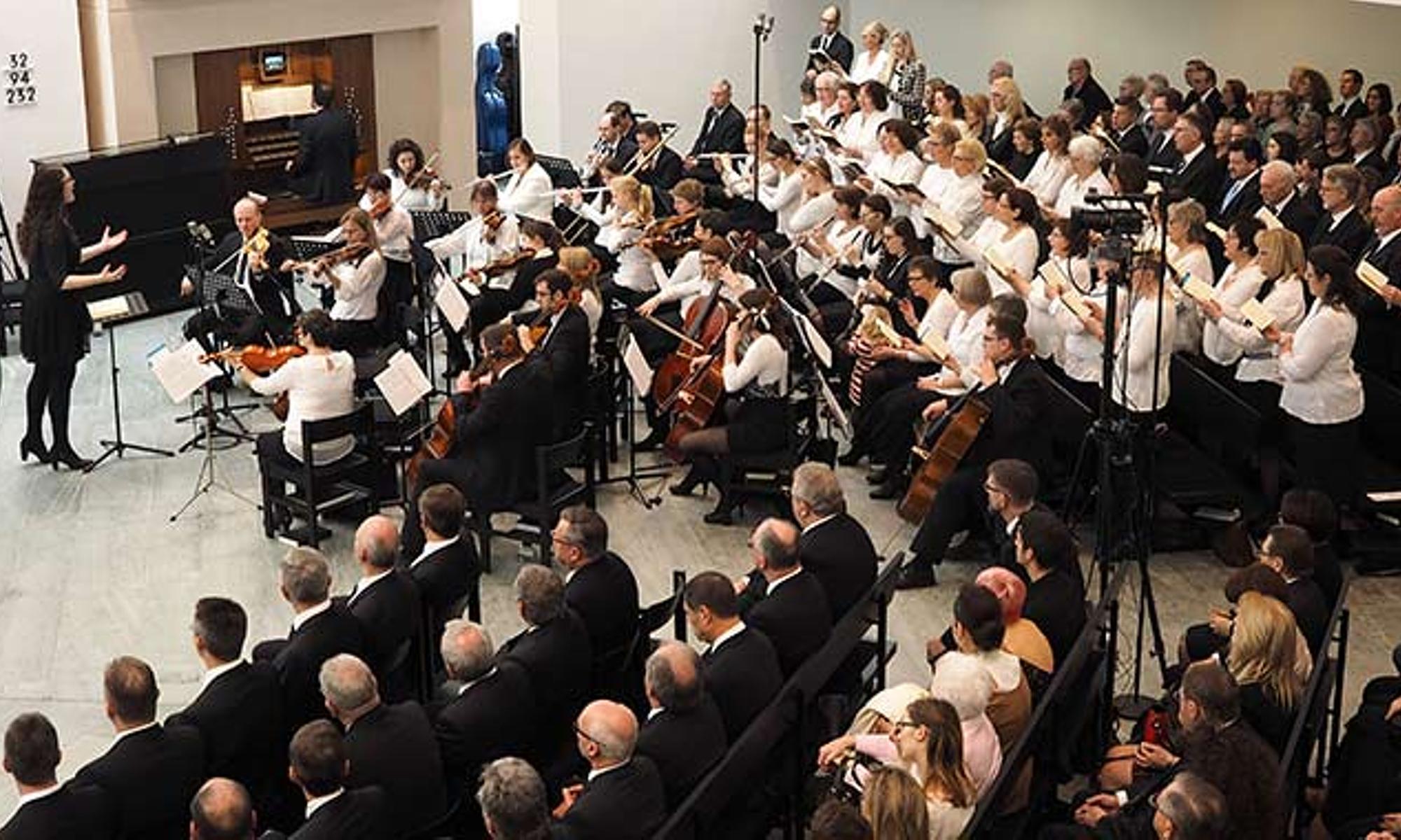 Chor und Orchester begleiteten den Gottesdienst musikalisch, ...