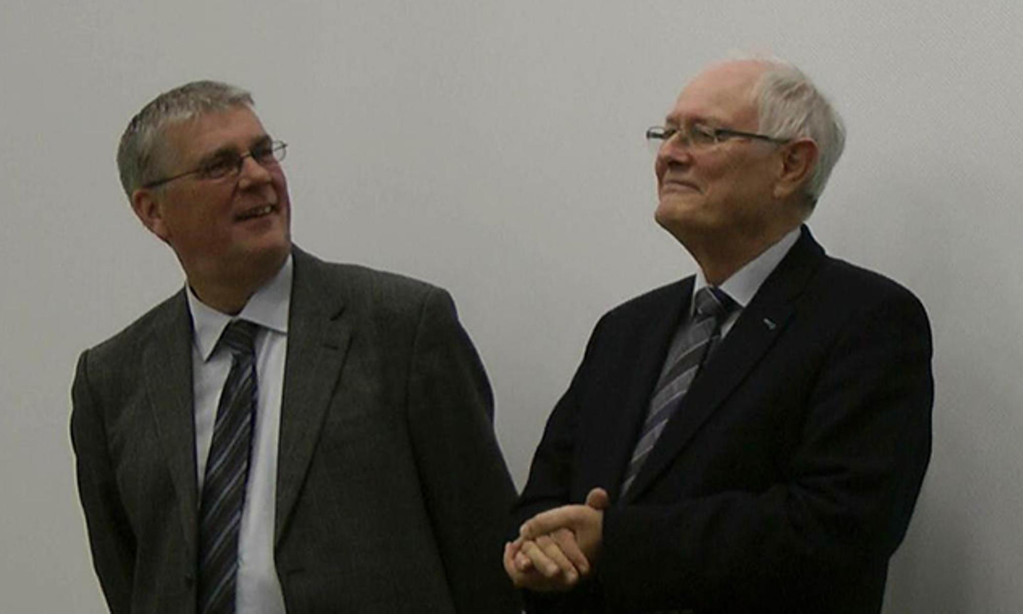 Dr. Reinhard Kiefer (links) und Bezirksapostel i.R. Dr. Karlheinz Schumacher