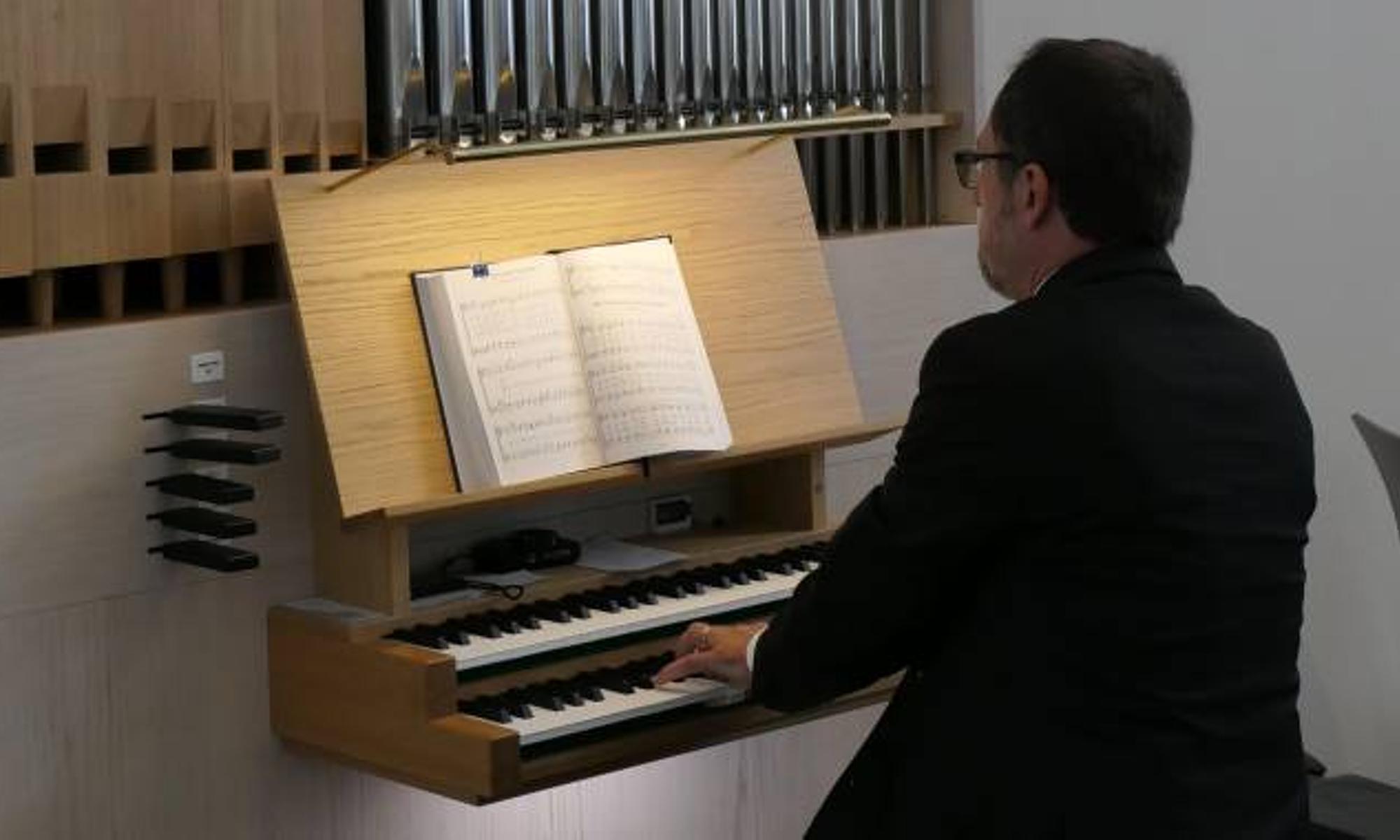 Eine zweimanualige Orgel mit fünf Registern ist eingebaut