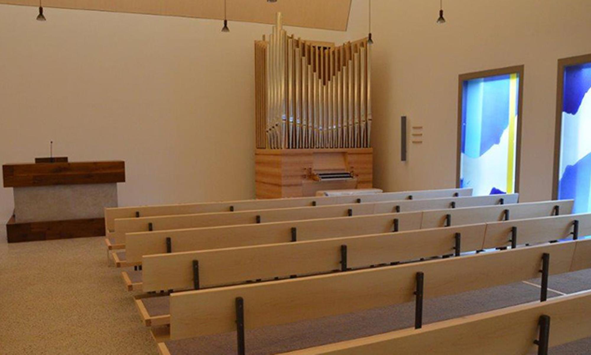 Blick zum Altar und zur Orgel