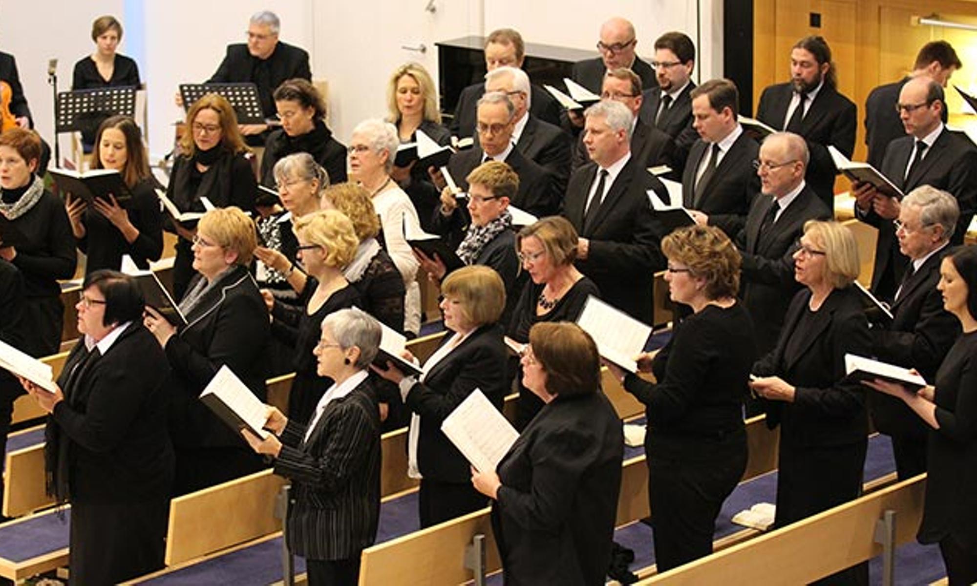 Musikalisch wurde die Trauerfeier begleitet von einem gemischten Chor ...