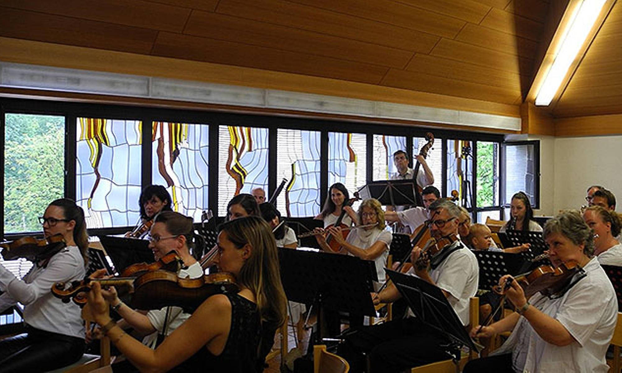 Das Orchester der Gemeinde umfasst etwa 15 Mitglieder.