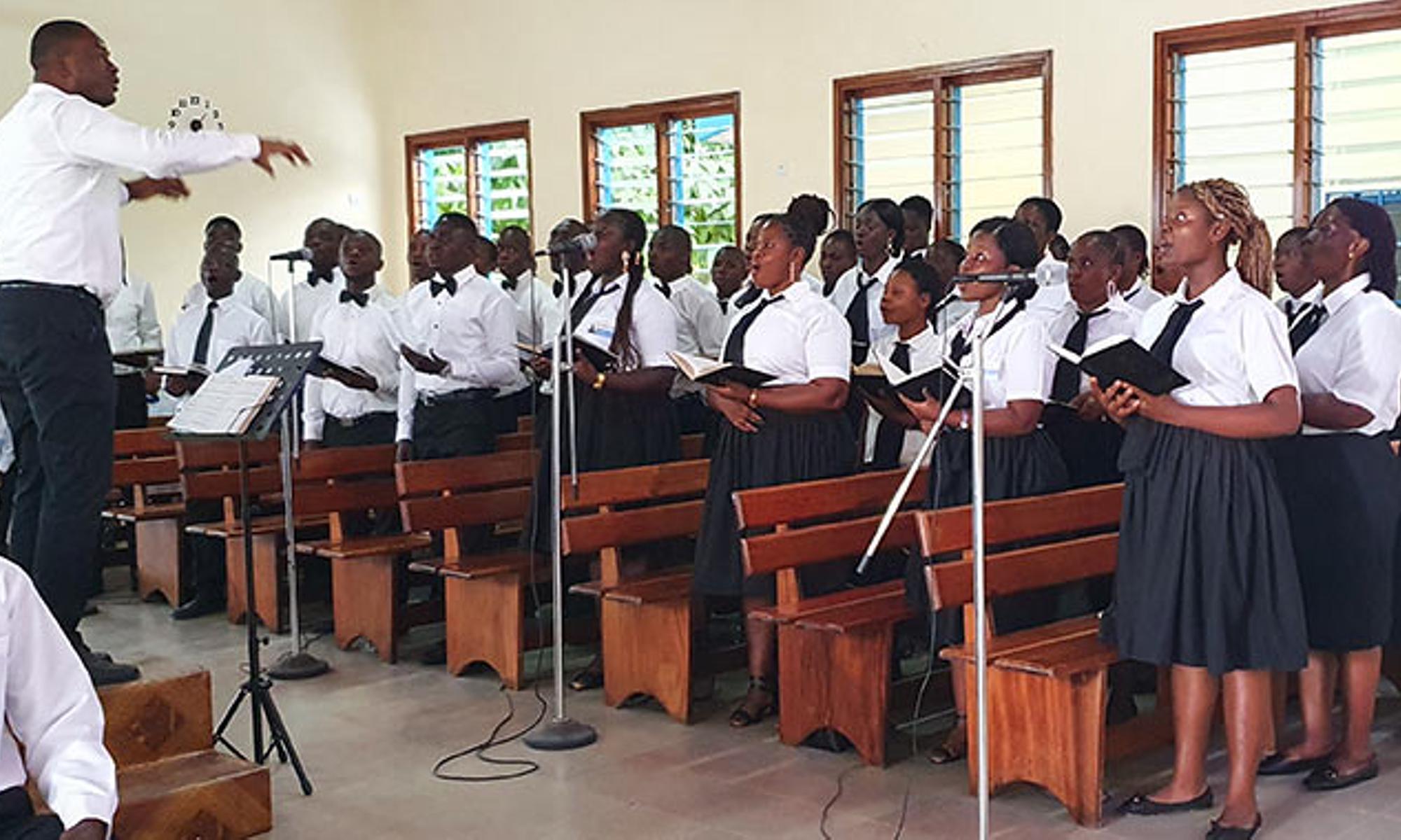 Gottesdienst für die Gemeinde in der Kirche in Abidjan-Koumassi (Elfenbeinküste)