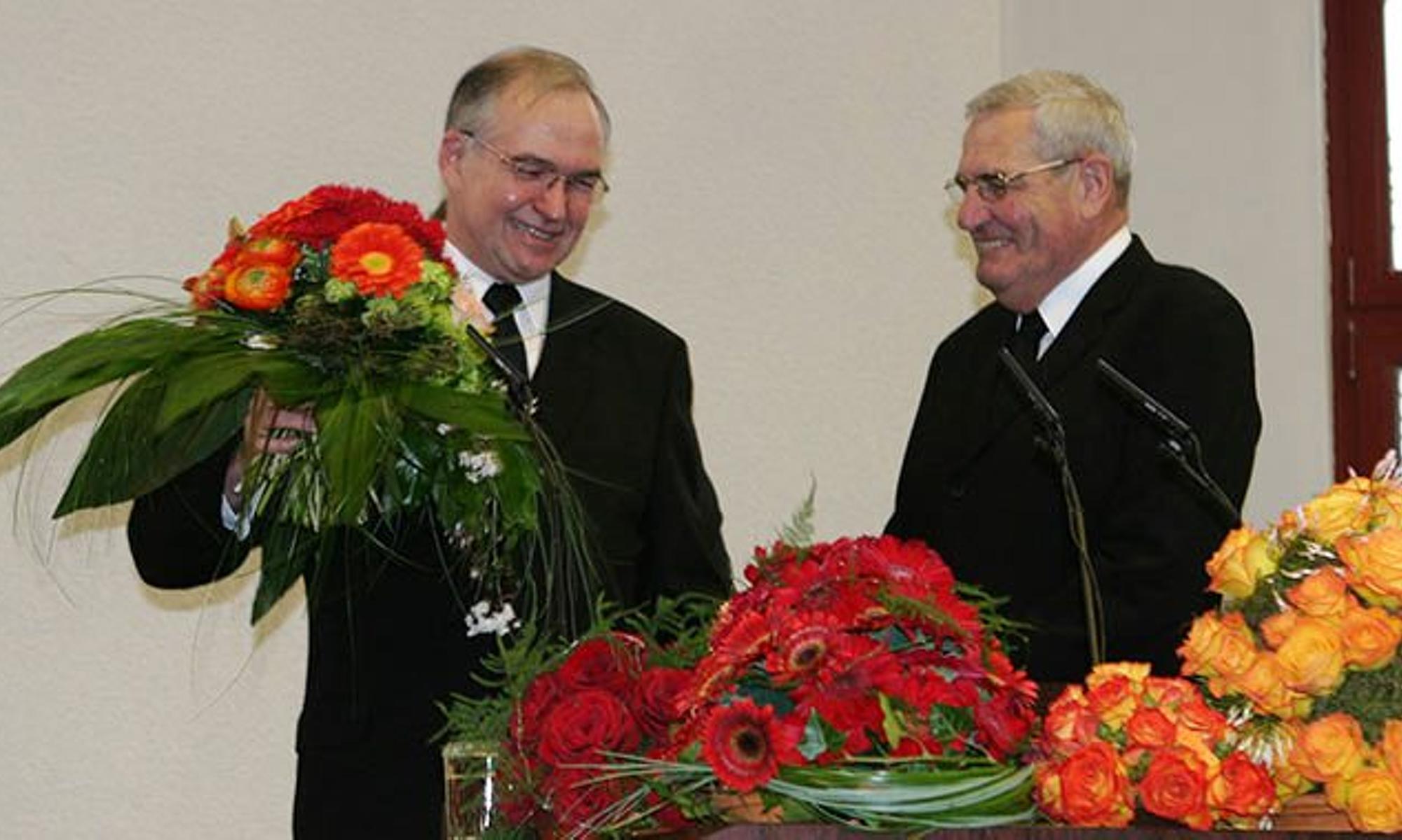 Am 23. April 2006 trat Bezirksapostel Saur (rechts) in den Ruhestand