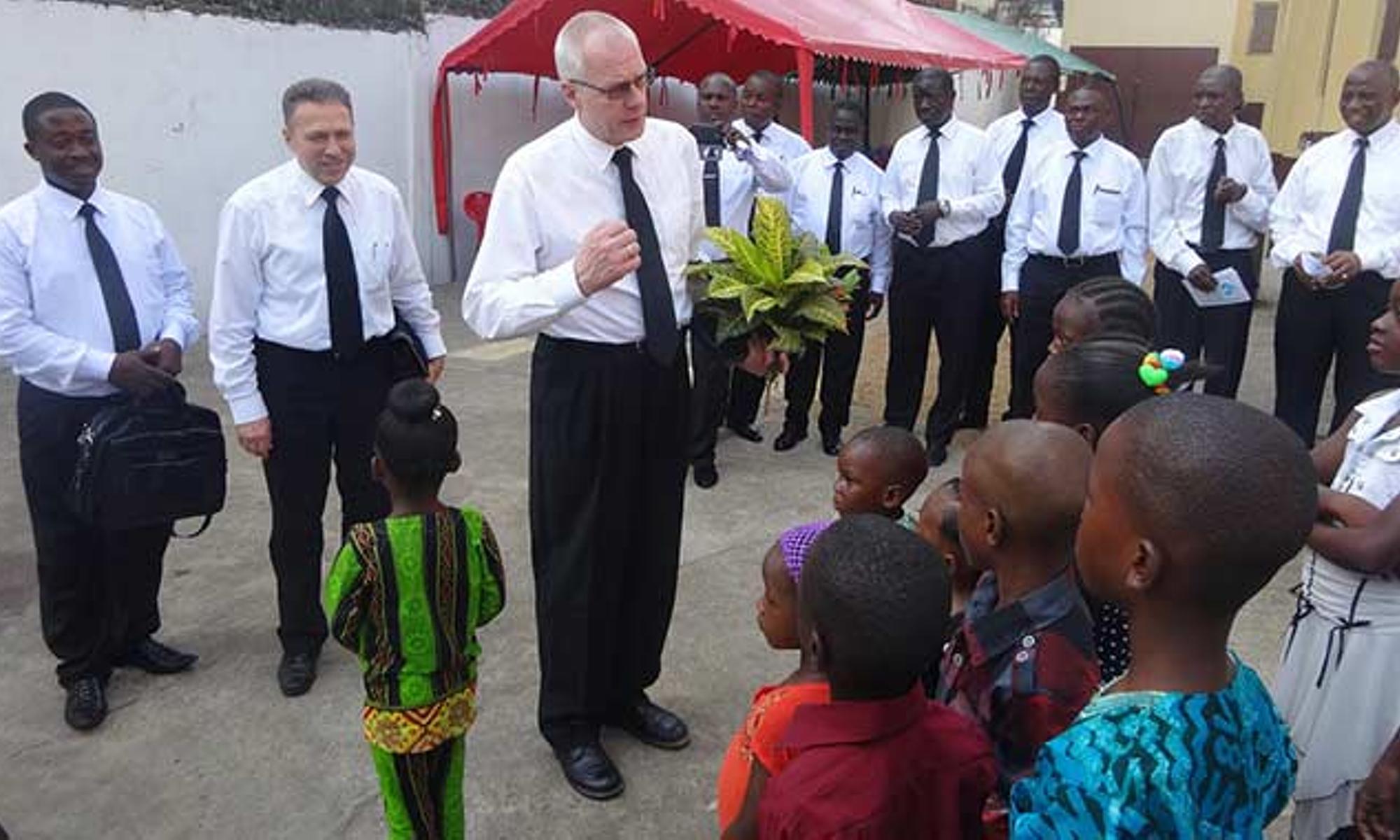 Von den Kindern wurden die Besucher vor der Kirche begrüßt