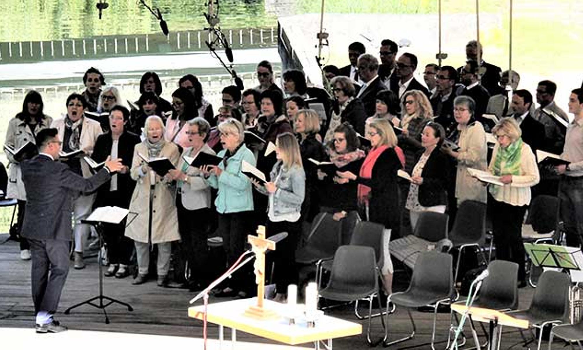 Der Chor bei der Pfingstandacht in Neu-Ulm